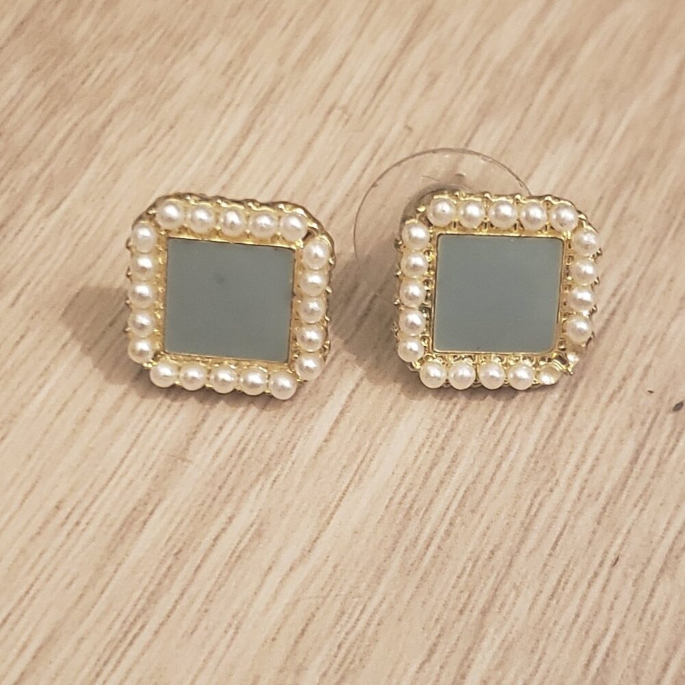 Square stud pearl earrings